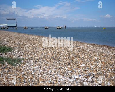 Sheerness, Kent, Royaume-Uni. 5 août 2021. Une bouée d'amarrage installée à la fin de l'ancienne jetée/quai de ferry de la ligne OLAU - utilisée pour la dernière fois par l'OLAU en 1994 - pour le nouveau ferry de fret « Maxine » de DFDS Calais-Sheerness, par le bateau de travail « abel » de Briggs Marine. Le nouveau traversier de fret utilise une berge temporaire à l'intérieur des quais Sheerness, mais sera bientôt transféré à l'ancienne berge ro-ro construite à cet effet. Photo: L'ancienne ligne olau Jumbo ferry berth/jetée. Crédit : James Bell/Alay Live News Banque D'Images