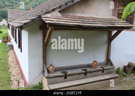 Ferme antique de Busser - toilettes romaines reconstruites Banque D'Images