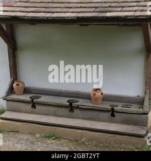 Ferme antique de Busser - toilettes romaines reconstruites Banque D'Images