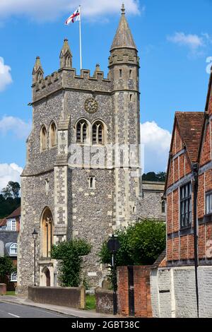 La tour médiévale restaurée de St Mary la Vierge sur Church Street, Old Amersham, Buckinghamshire, Royaume-Uni du Sud Banque D'Images