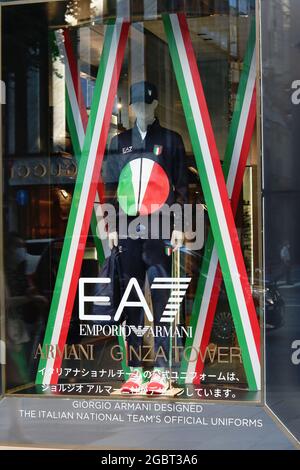 Uniforme de l'équipe olympique italienne à la fenêtre de la branche de la Tour Ginza d'Emporio Armani. Banque D'Images