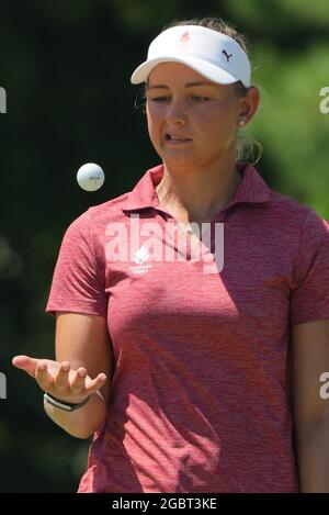 (210805) -- SAITAMA, le 5 août 2021 (Xinhua) -- Emily Kristine Pedersen du Danemark réagit lors de la 2e partie de golf de course individuelle des femmes aux Jeux Olympiques de Tokyo 2020 à Saitama, au Japon, le 5 août 2021. (Xinhua/Zheng Huansong) Banque D'Images