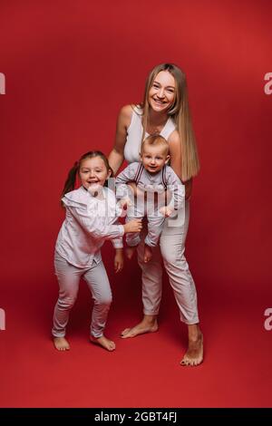 Mère heureuse avec son fils et sa fille. Banque D'Images