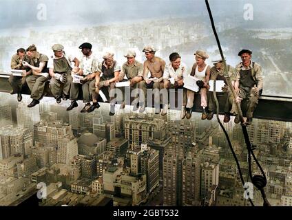 Charles Clyde EbbbbbbbParis - photo américaine aux couleurs emblématiques - déjeuner au sommet d'un gratte-ciel de New York - 1932 Banque D'Images