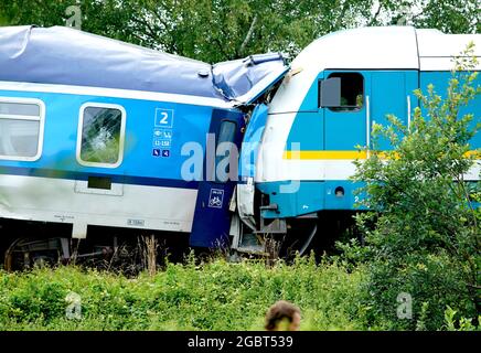 (210805) -- PRAGUE, 5 août 2021 (Xinhua) -- photo prise le 4 août 2021 montre la scène d'un accident de train près du village de Milavce, République Tchèque. Deux trains sont entrés en collision mercredi dans le sud-ouest de la République tchèque, tuant au moins trois personnes et blessant des dizaines de passagers, dont plusieurs dans un état critique, ont rapporté les médias locaux. (Photo de Dana Kesnerova/Xinhua) Banque D'Images