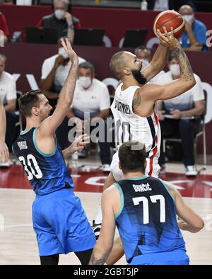Tokyo, Japon. 05 août 2021. Evan Fournier (R), en France, tire malgré les défenseurs de la Slovénie Zoran Dragic (30) et Luka Doncic pendant la demi-finale du basketball masculin aux Jeux Olympiques de Tokyo en 2020, le jeudi 5 août 2021, à Tokyo, Japon. Photo de Mike Theiler/UPI crédit: UPI/Alay Live News Banque D'Images