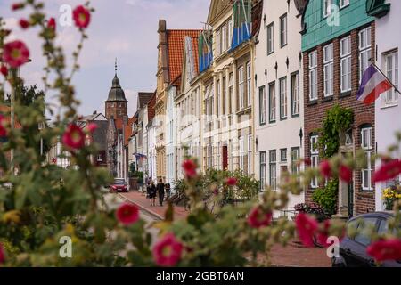 05 août 2021, Schleswig-Holstein, Glückstadt: En été, les poussettes apprécient la vieille ville historique du port de Glückstadt. Photo: Ulrich Perrey/dpa Banque D'Images