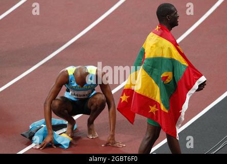 Tokyo, Japon. 05 août 2021. Bahamas Steven Gardiner (L), 43.85 ans, réagit après avoir remporté la finale masculine de 400m aux côtés de la Grenade Kirani James, 44.19 ans, troisième place au stade olympique lors des Jeux olympiques d'été de 2020 à Tokyo, au Japon, le jeudi 5 août 2021. Photo de Bob Strong/UPI crédit: UPI/Alay Live News Banque D'Images