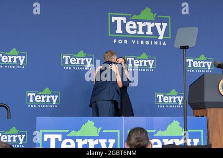 ARLINGTON va, ÉTATS-UNIS - 29 juillet 2021 : Terry McAuliffe embrassant sa femme Dorothy McAuliffe sur scène lors d'un rallye de campagne. Banque D'Images