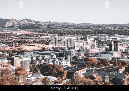 WINDHOEK, NAMIBIE - 11 octobre 2020 : une photo aérienne du paysage urbain de Windhoek en Namibie pendant la lumière du jour Banque D'Images