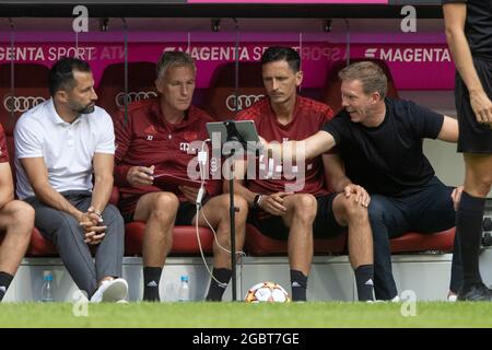 Muenchen, ALLIANZARENA, Allemagne. 31 juillet 2021. Analyse vidéo . Hasan SALIHAMIDZIC, directeur sportif de la FCB, co-entraîneur de la FCB Xaver ZEMBROD, co-entraîneur de la FCB Dino TOPPMOELLER (TOPPMvñLLER) et entraîneur de Bayern Julian NAGELSMANN. Football, FC Bayern Munich (M) - SSC Napoli (NEA), match préparatoire pour la saison 2021-2022, le 31 juillet 2021 à Muenchen, ALLIANZARENA, Allemagne. € Credit: dpa/Alamy Live News Banque D'Images
