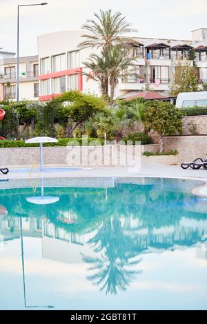 Kemer, Turquie - 24 mai 2021 : piscine d'été, aménagement palmiers près de l'hôtel. Paradis tropical. Arrière-plan d'été. Banque D'Images