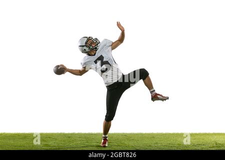 Portrait de l'entraînement américain de joueur de football isolé sur fond blanc studio avec herbe verte. Concept de sport, compétition Banque D'Images