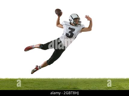 Portrait de l'entraînement américain de joueur de football isolé sur fond blanc studio avec herbe verte. Concept de sport, compétition Banque D'Images