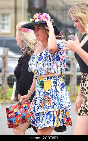 Brighton Royaume-Uni 5 août 2021 - les Racegoers s'accrochent à leurs chapeaux lorsqu'ils arrivent pour Brighton courses Ladies Day un après-midi de détente : Credit Simon Dack / Alay Live News Banque D'Images
