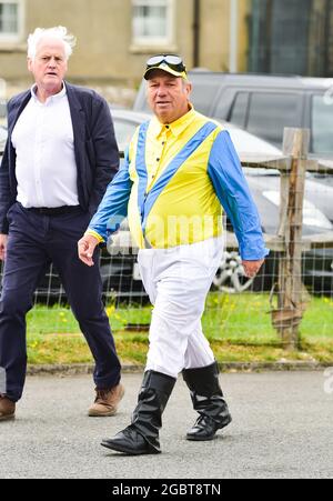 Brighton UK 5 août 2021 - ce punter portant une tenue appropriée lorsqu'ils arrivent pour Brighton courses Ladies Day un après-midi de détente : Credit Simon Dack / Alay Live News Banque D'Images