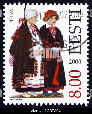 ESTONIE - VERS 2000: Un timbre imprimé en Estonie montre Folk Costume, Polva, vers 2000 Banque D'Images
