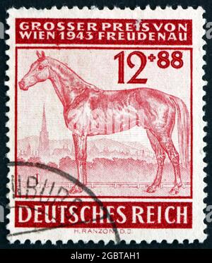 ALLEMAGNE - VERS 1943 : un timbre imprimé en Allemagne montre Race Horse, Grand Prix du Freudenau, l'hippodrome de Vienne, vers 1943 Banque D'Images