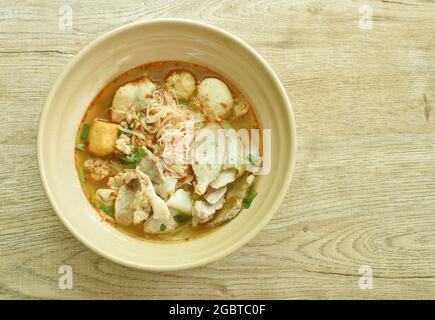 garniture de nouilles vermicelles épicées tranche de porc bouilli et boule dans la soupe tom yum sur le bol Banque D'Images
