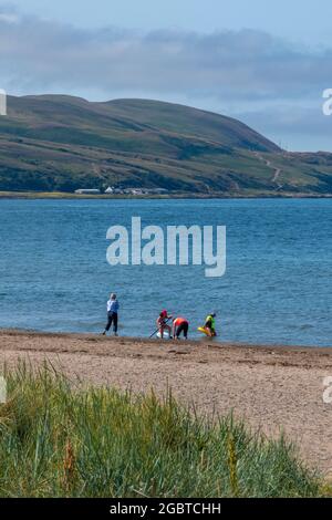 Famille jouant ensemble sur la plage à Girvan ecosse, famille au bord de la mer, famille en vacances, famille sur la plage, famille s'amusant au bord de la mer. Banque D'Images