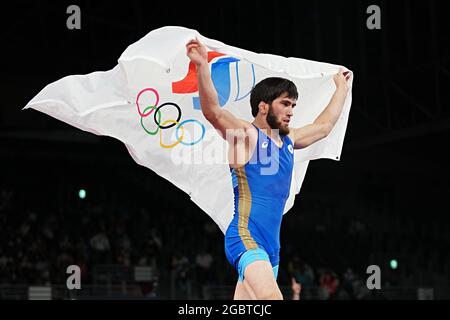 Chiba, Japon. 5 août 2021. Zavur Uguev, du ROC, célèbre après avoir remporté la médaille d'or de l'épreuve freestyle de 57kg des hommes de lutte aux Jeux Olympiques de Tokyo 2020 à Chiba, au Japon, le 5 août 2021. Crédit : Wang Yuguo/Xinhua/Alay Live News Banque D'Images