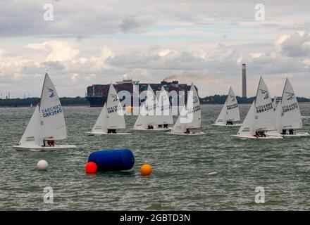 semaine des cowes, île de wight, régate annuelle, régate de voile, régate de yachting, courses de voile, courses de yacht, flotte, flottille, courses de proximité. Banque D'Images