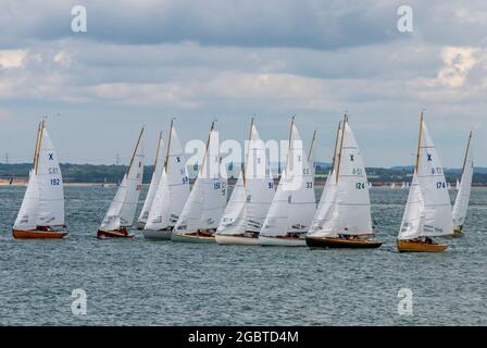 semaine des cowes, île de wight, régate annuelle, régate de voile, régate de yachting, courses de voile, courses de yacht, flotte, flottille, courses de proximité. Banque D'Images