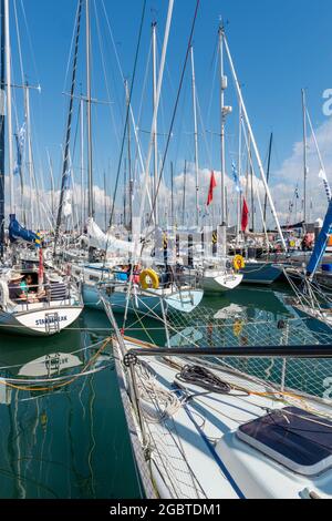 semaine des cowes, île de wight, course de yacht, marina animée, régate de yachting, régate de voile, bateaux, cowes yacht refuge. Banque D'Images