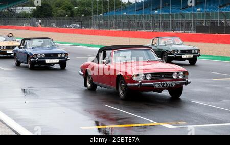 Les membres du club des propriétaires de Stag fêtent son anniversaire d'or avec une parade spéciale sur les pistes au Silverstone Classic 2021 Banque D'Images