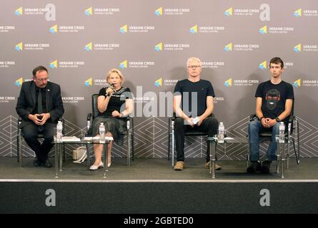 KIEV, UKRAINE - 5 AOÛT 2021 - Viachaslau Siuchyk, chef du mouvement de solidarité de Razam, Coprésident du mouvement de solidarité de Razam, Alena Talstaya, Razam Solidar Banque D'Images