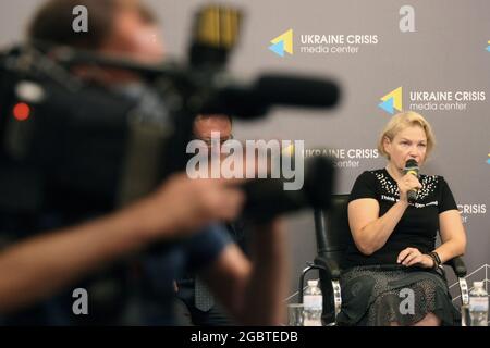 KIEV, UKRAINE - le 5 AOÛT 2021 - la co-présidente du mouvement de solidarité Razam, Alena Talstaya, assiste à la réunion, qui a dirigé la Maison biélorusse à Ukra Banque D'Images