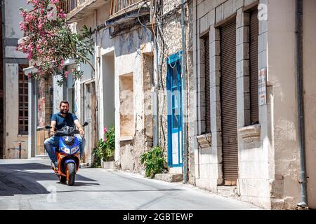 LEFKARA, CHYPRE - 17 juin 2018 : scooter souriant dans une rue du village Banque D'Images
