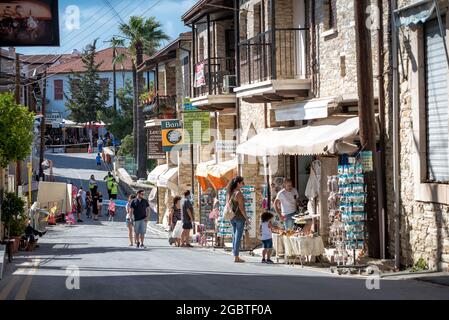 LEFKARA, CHYPRE - 17 juin 2018 : personnes marchant dans les boutiques de souvenirs du village Banque D'Images