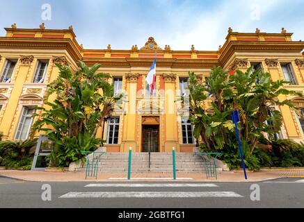 Façade de l'hôtel de ville dans la partie historique de la ville. Menton. France. Côte d'Azur. Banque D'Images