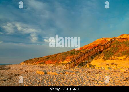 Promenade jusqu'à la plage de Port Noarlunga South au coucher du soleil avec nuages orageux en arrière-plan, Australie méridionale Banque D'Images