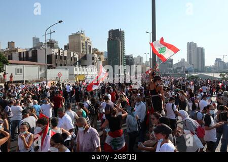 Des centaines de milliers de personnes se rassemblent au port pour le premier anniversaire du Blast, Beyrouth, Liban, le 4 août 2021. La terrible explosion du port de Beyrouth s'est produite à 6:07 p. m, le 4 août 2020, et a tué plus de 200 personnes. Les gens défilent dans les avenues le long du port, demandant pacifiquement justice pour les victimes. (ELISA Gestri/Sipa USA) Banque D'Images