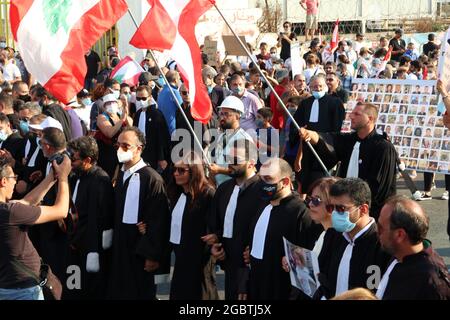 Défilé de l'Association des avocats à l'occasion du premier anniversaire de Port Blast, Beyrouth, Liban, le 4 août 2021. La terrible explosion du port de Beyrouth s'est produite à 6:07 p. m, le 4 août 2020, et a tué plus de 200 personnes. Des centaines de milliers de personnes se rassemblent dans les avenues le long du port, demandant pacifiquement justice aux victimes. (ELISA Gestri/Sipa USA) Banque D'Images