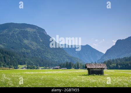 Le paysage autour de Gosausee, un beau lac avec des montagnes à Salzkammergut, Autriche. Banque D'Images