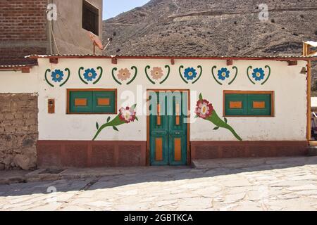 Maison décorée dans un petit village de Perú Banque D'Images