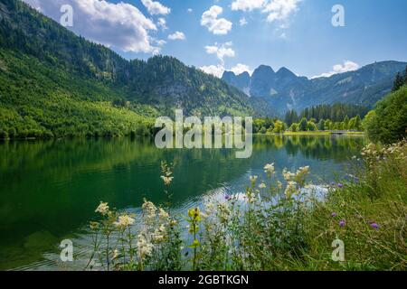 Le paysage autour de Gosausee, un beau lac avec des montagnes à Salzkammergut, Autriche. Banque D'Images