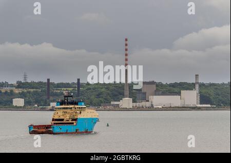 Cobh, Comté de Cork, Irlande. 5 août 2021. Met Éireann a émis un avertissement météorologique jaune pour les fortes pluies et les orages qui conduiront à des inondations localisées et à des conditions de conduite dangereuses. L'avertissement est en place jusqu'à 22.00 ce soir. Le navire d'approvisionnement offshore « Maersk Mariner » passe devant la centrale électrique d'Aghada au départ du port de Cork. Crédit : AG News/Alay Live News Banque D'Images