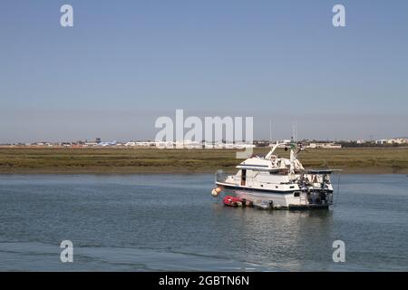 FARO, PORTUGAL - 31 août 2014 : un bateau flottant dans le lagon de Ria Formosa en Algarve, Portugal Banque D'Images