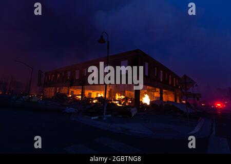 Un immeuble du centre-ville de Greenville, en Californie, brûle le 4 août 2021. Le feu de Dixie a détruit la ville mercredi. (Photo de Daniel Brown/Sipa USA) Banque D'Images