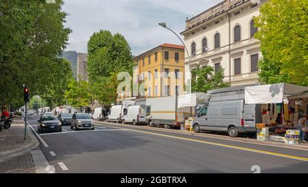 Como, Italie - 15 juin 2019 : camions et camionnettes garés au marché de la rue samedi à Côme, Italie. Banque D'Images