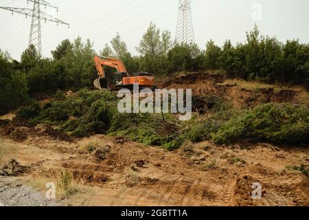 Mugla, Turquie. 05 août 2021. Des fossés sont creusés pour protéger la région des feux de forêt dans le district de Milas à Mugla, Turquie, le jeudi 5 août 2021. (Photo par Ilker Eray/GochreImagery/Sipa USA) crédit: SIPA USA/Alay Live News Banque D'Images