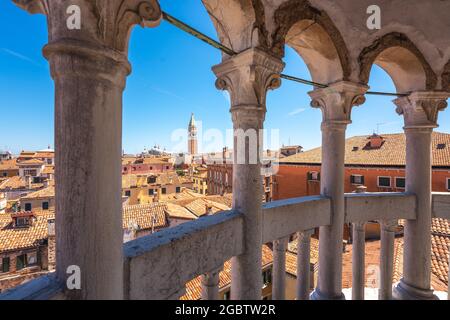 Clocher de St Mark depuis l'escalier Contarini del Bovolo. Venise, Vénétie, Italie. Banque D'Images