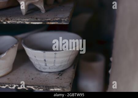 Four dans l'atelier de potier avec poterie. Four électrique pour les produits en argile céramique Banque D'Images