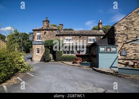 Le Grey Ox, un pub et restaurant traditionnel du Yorkshire, date de 1706 et se trouve dans le village pittoresque de Hartshead, dans le West Yorkshire. Banque D'Images