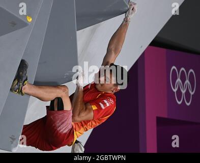 Tokyo, Japon. 05 août 2021. Escalade : Jeux Olympiques, combinés, Bouldering, hommes, finale au parc sportif urbain Aomi. Alberto Gines Lopez sur le mur. Credit: Marijan Murat/dpa/Alamy Live News Banque D'Images