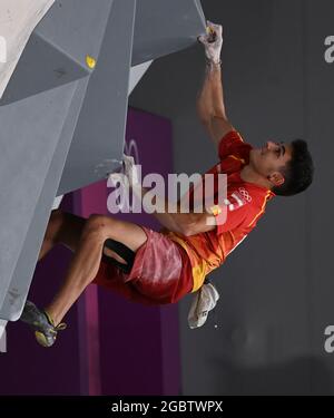 Tokyo, Japon. 05 août 2021. Escalade : Jeux Olympiques, combinés, Bouldering, hommes, finale au parc sportif urbain Aomi. Alberto Gines Lopez sur le mur. Credit: Marijan Murat/dpa/Alamy Live News Banque D'Images